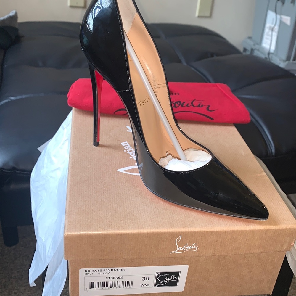 Black red bottom shoe in size 39.
